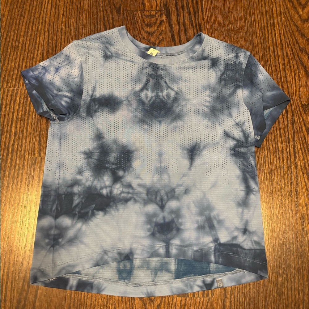 LULULEMON blue tie dye light weight workout tee! 💙🦋